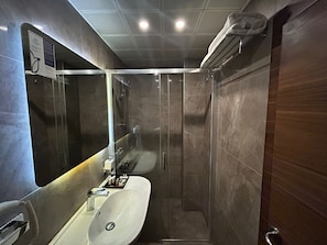 Standard Triple Room | Bathroom