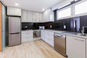 Refrigerador con congelador, microondas, horno y lavavajillas 