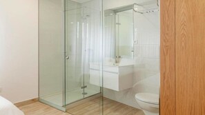 Doppelzimmer | Badezimmer | Dusche, kostenlose Toilettenartikel, Haartrockner, Handtücher