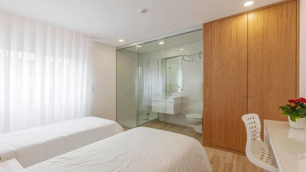 Habitación doble | Escritorio, espacio para trabajar con laptop y cortinas blackout 