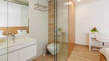 Double Room | Bathroom | Shower, free toiletries, hair dryer, towels