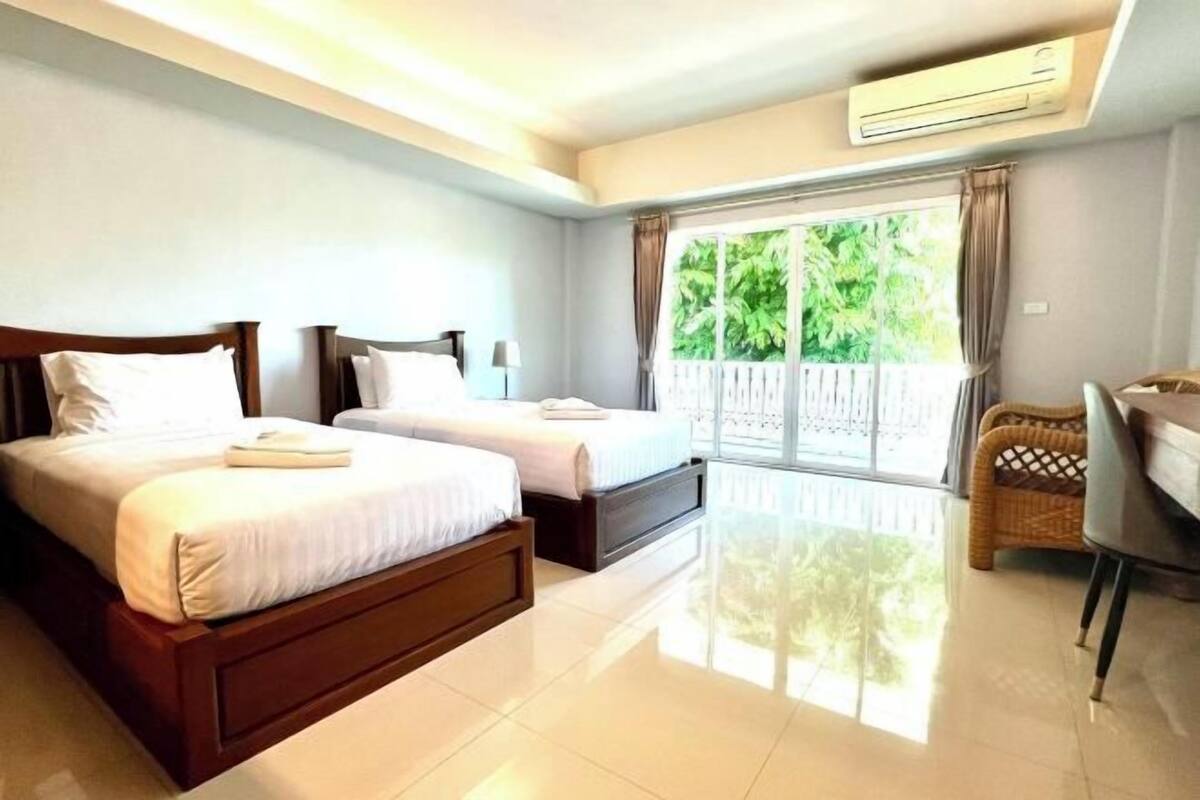 Desk, rollaway beds (surcharge)