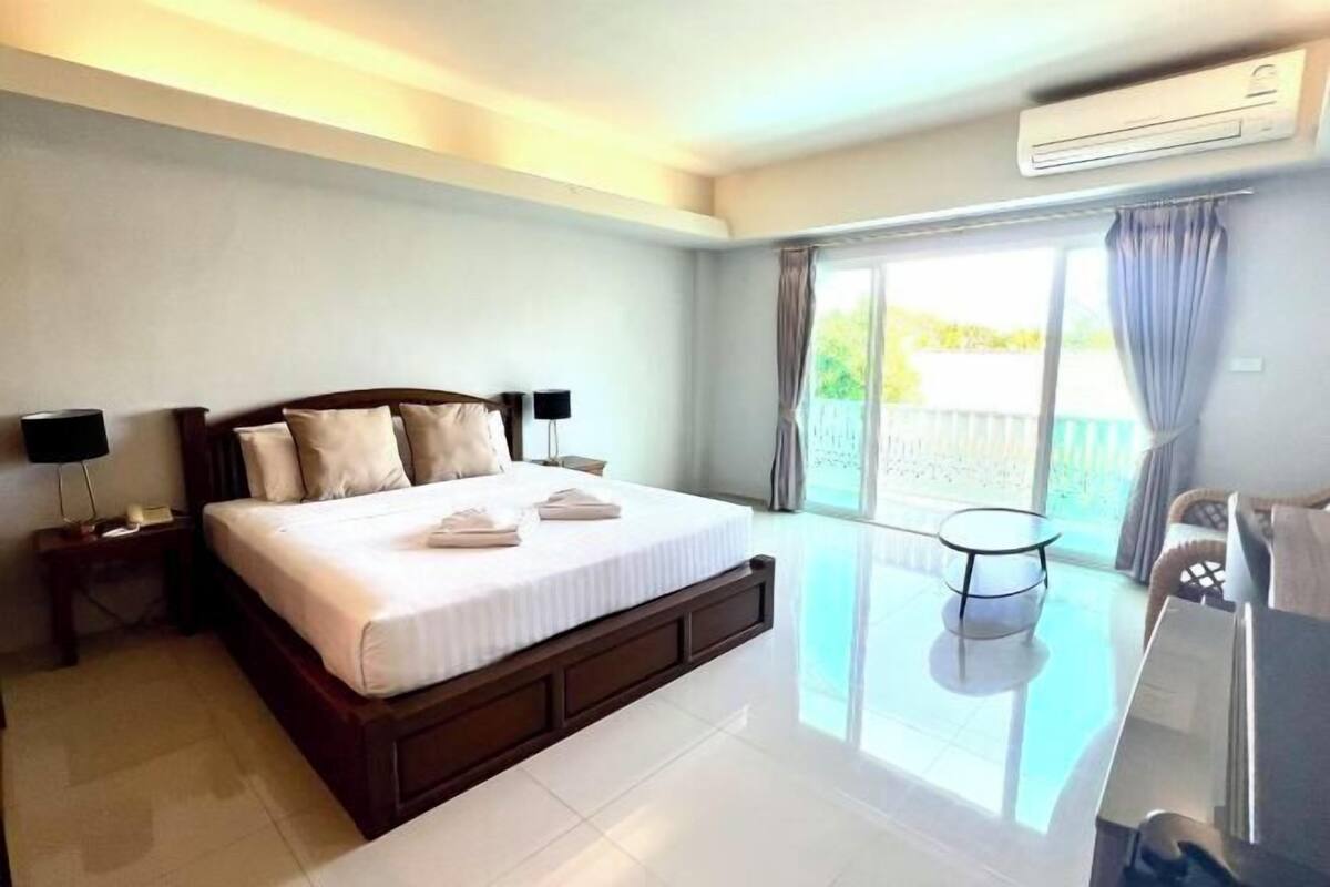 Desk, rollaway beds (surcharge)