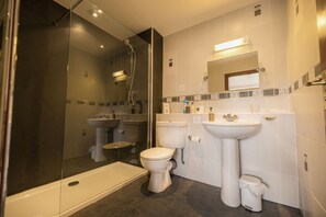 Superior Double Room, Hill View | Bathroom | Shower, hair dryer, towels - Glede Knowe Guest House (Peebles)