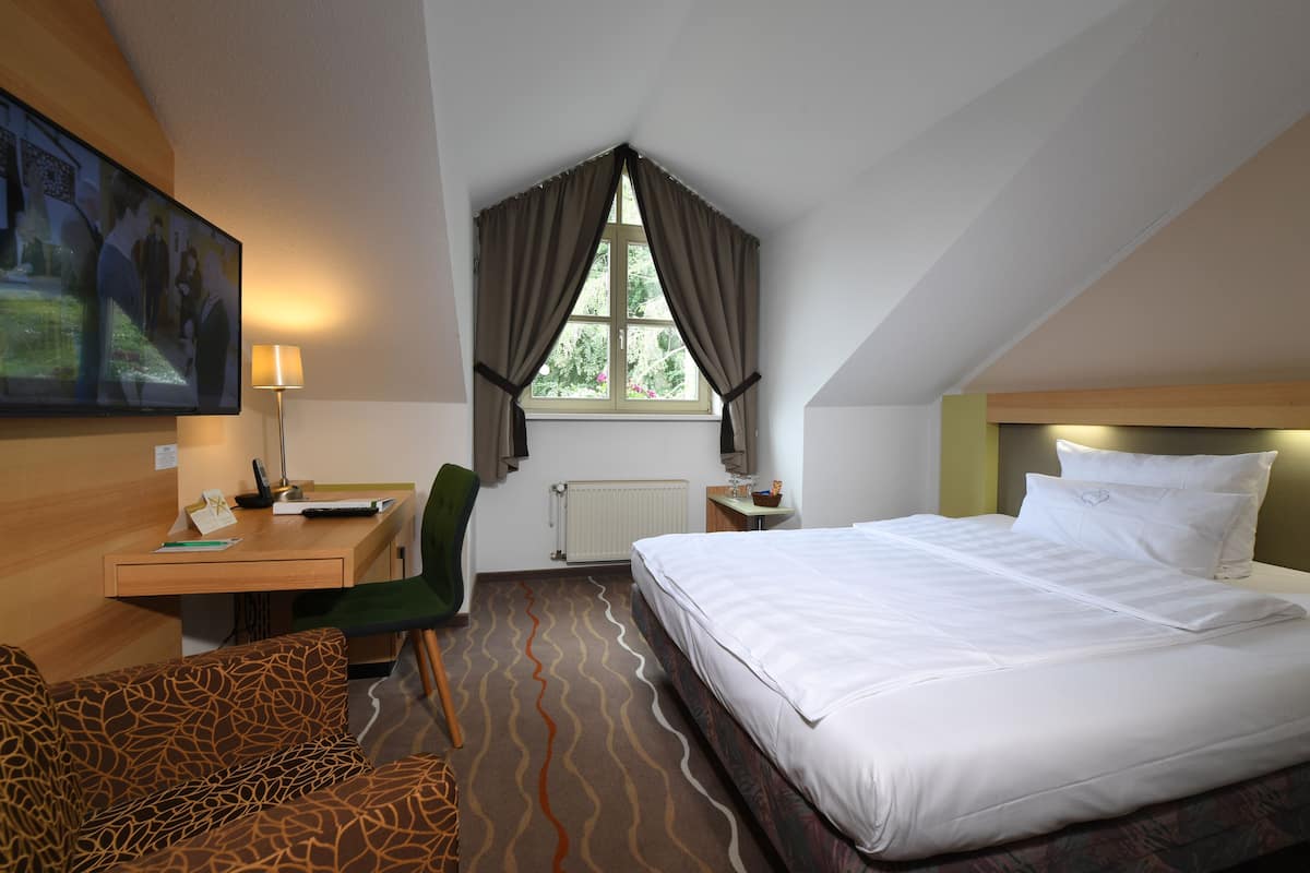 Premium bedding, minibar, in-room safe, desk