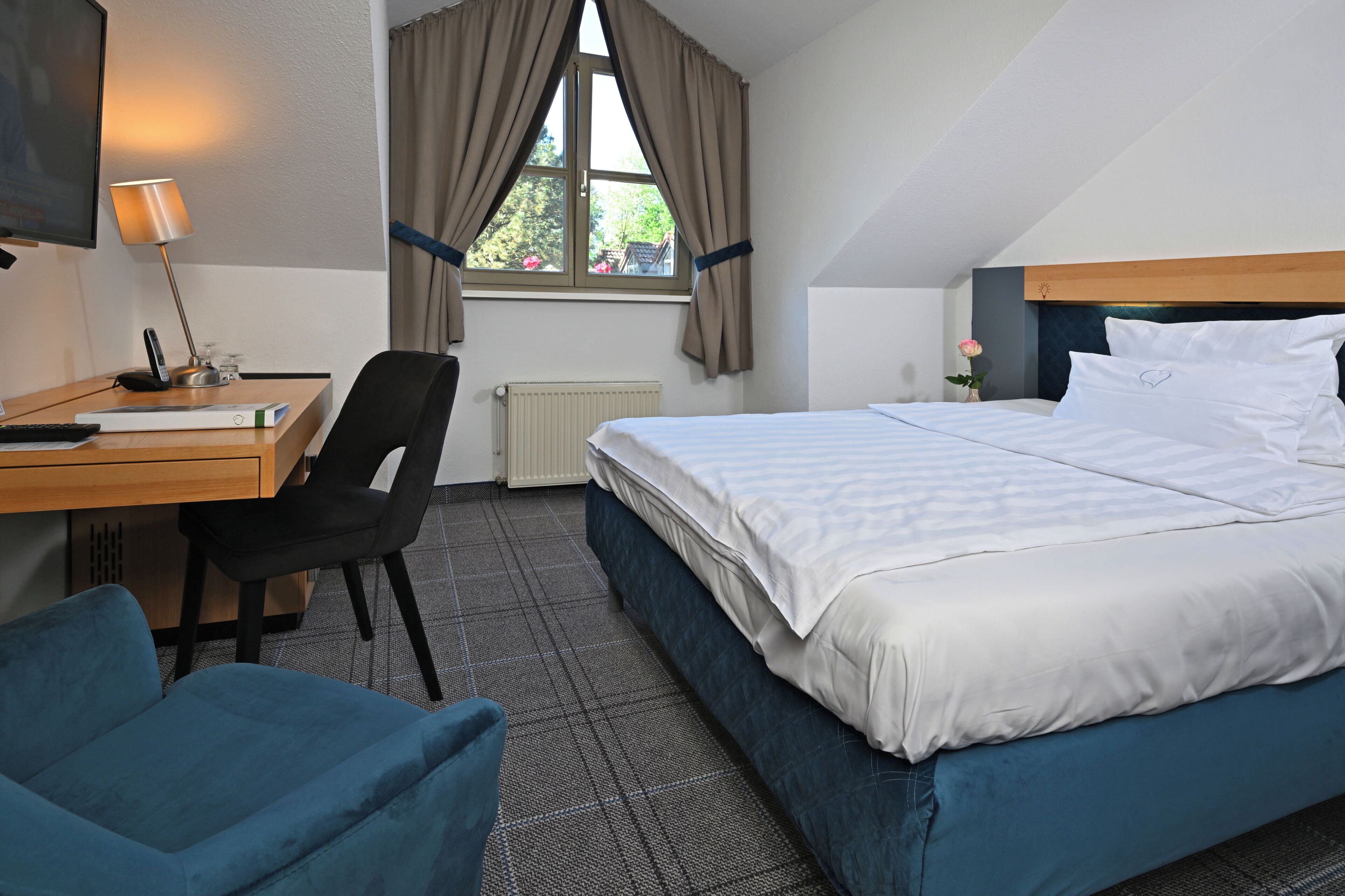 Singola Basic, 1 letto queen, non fumatori | Biancheria da letto di alta qualità, minibar, una cassaforte in camera