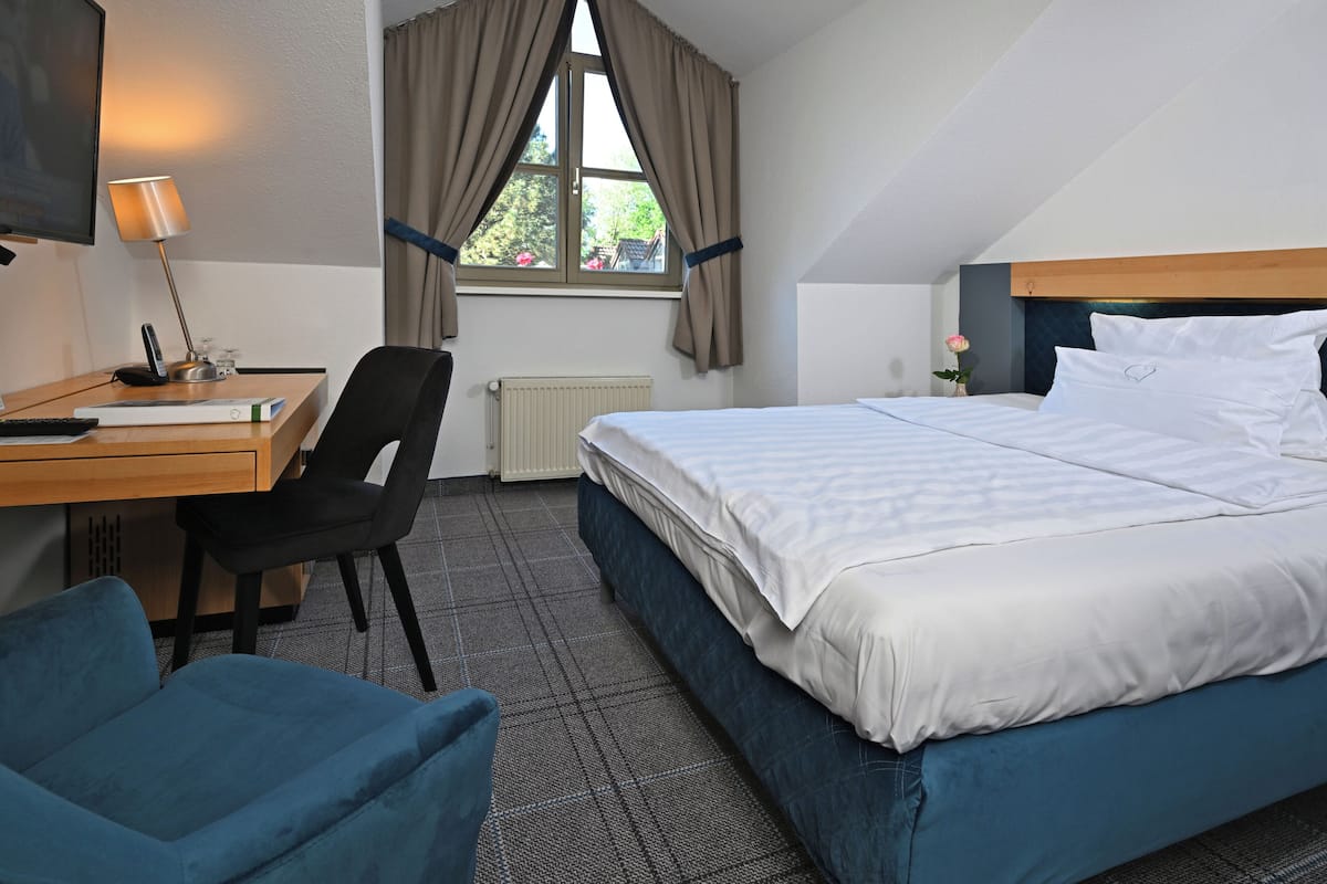 Basic Single Room, 1 Queen Bed, Non Smoking | Premium bedding, minibar, in-room safe, desk