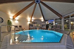 Piscina interna, funciona das 7h às 14h, espreguiçadeiras