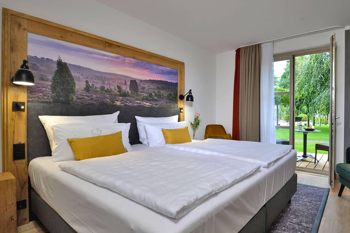 Classic Double Room, 2 Twin Beds, Non Smoking | Premium bedding, minibar, in-room safe, desk