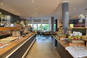 Breakfast buffet - Landhotel Schnuck (Schneverdingen)