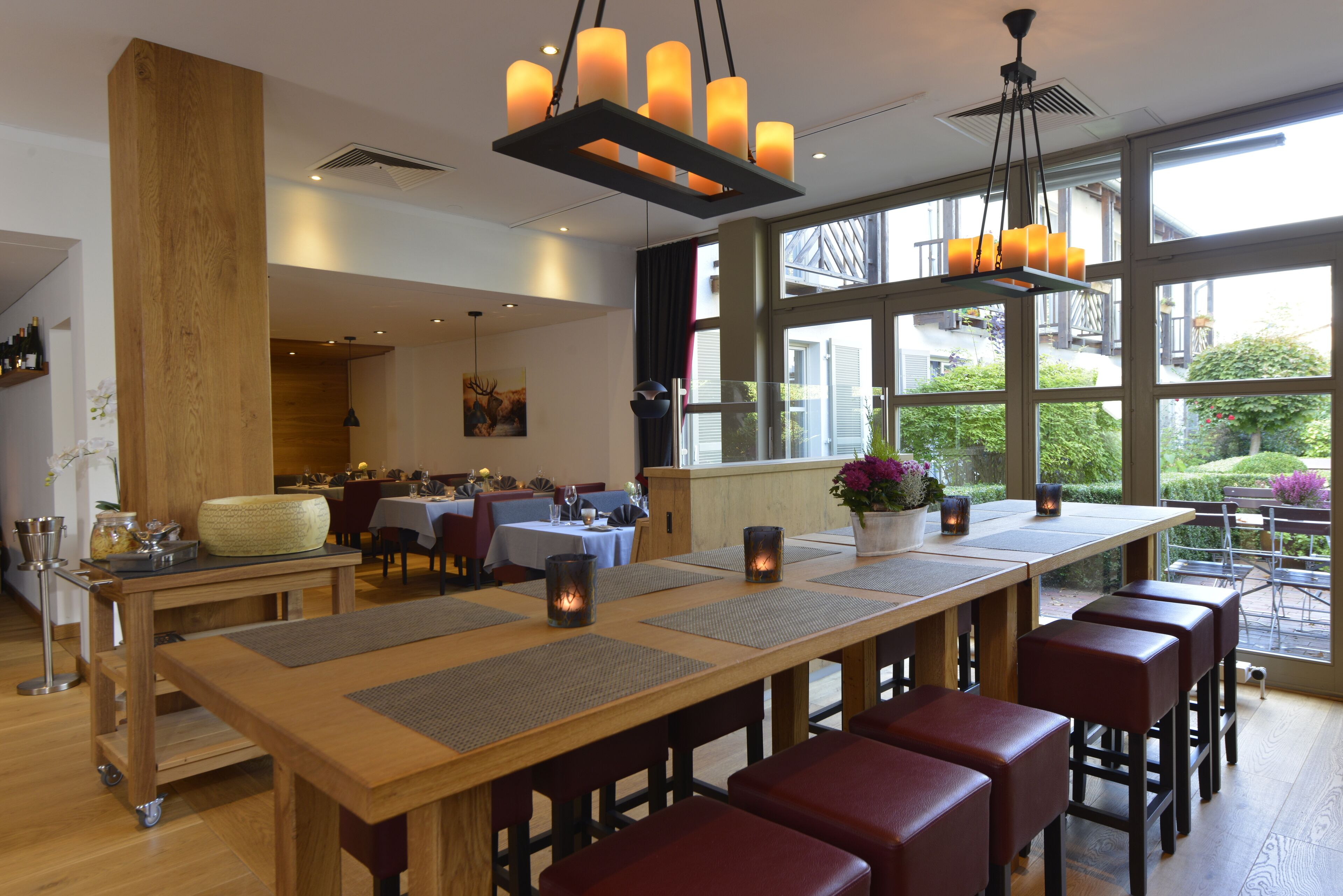 2 restaurants, dinner served, regional cuisine