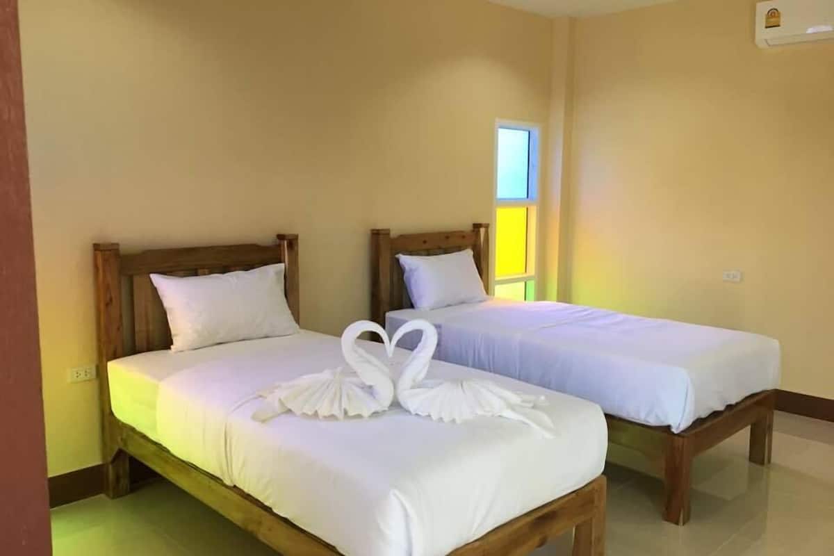 Quarto superior, vista para a piscina | Escrivaninha