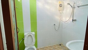 Bathroom | Shower, free toiletries - Huansoontaree (Rayong)