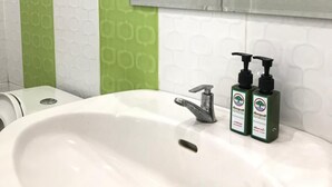 Bathroom | Shower, free toiletries - Huansoontaree (Rayong)
