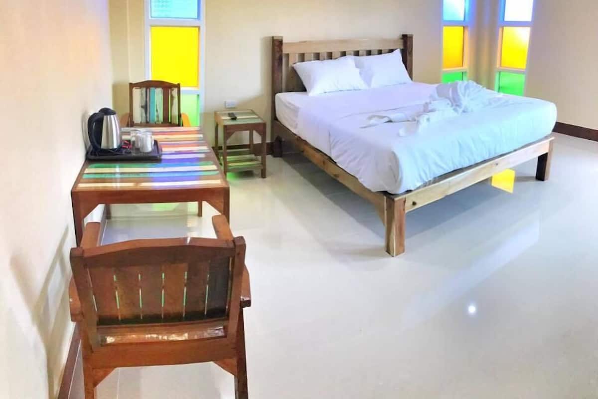 Quarto superior, vista para a piscina | Escrivaninha