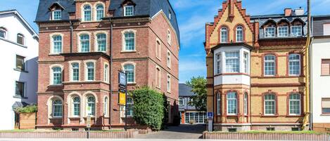 Voorkant accommodatie - avond/nacht