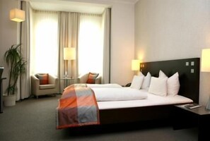 In-room safe, desk, blackout drapes, soundproofing - Hotel Stein (Koblenz)