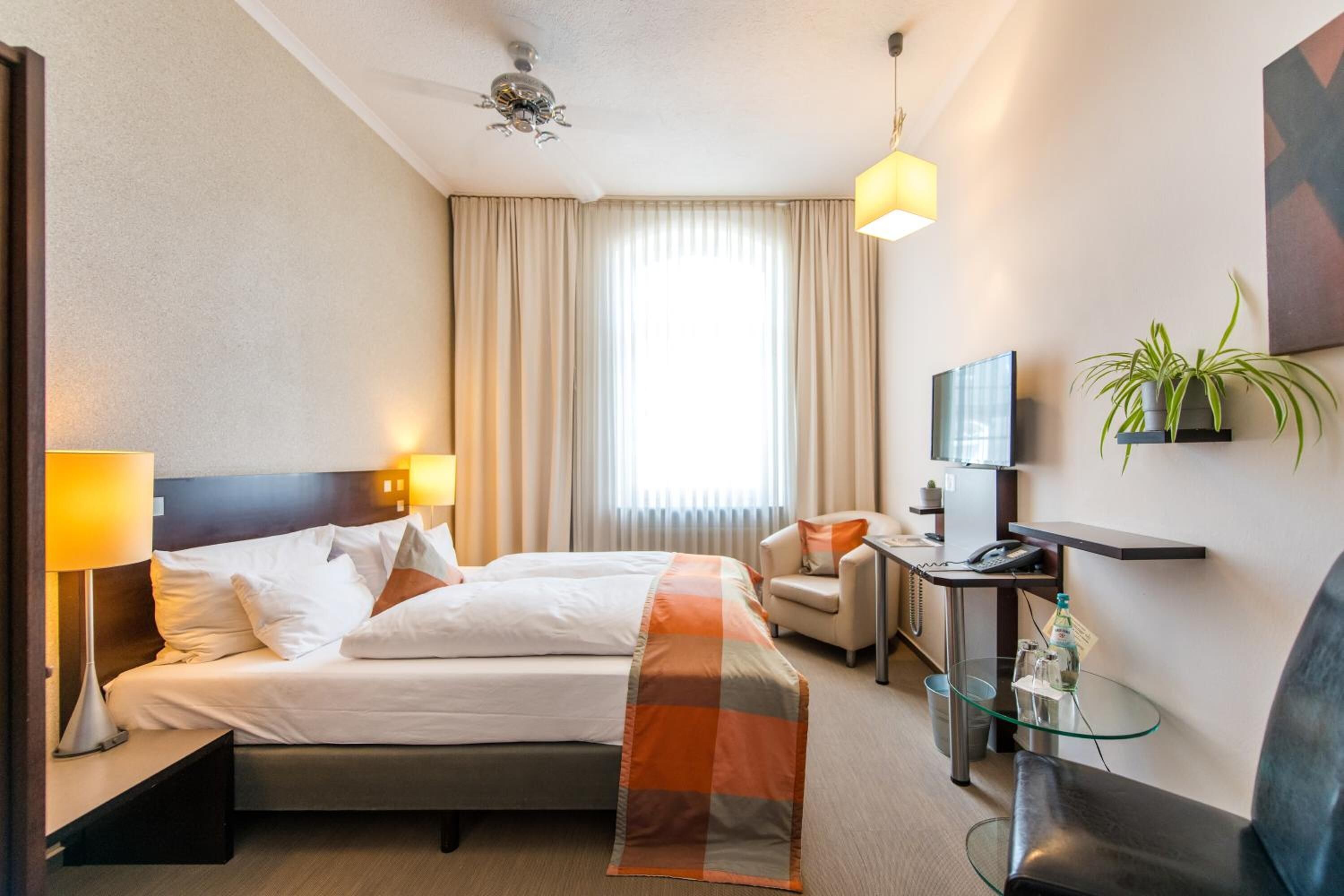 客房内保险箱、办公桌、遮光窗帘、隔音