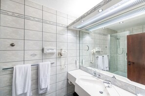 Comfort Double Room | Bathroom | Shower, free toiletries, hair dryer, towels - Hotel Stein (Koblenz)