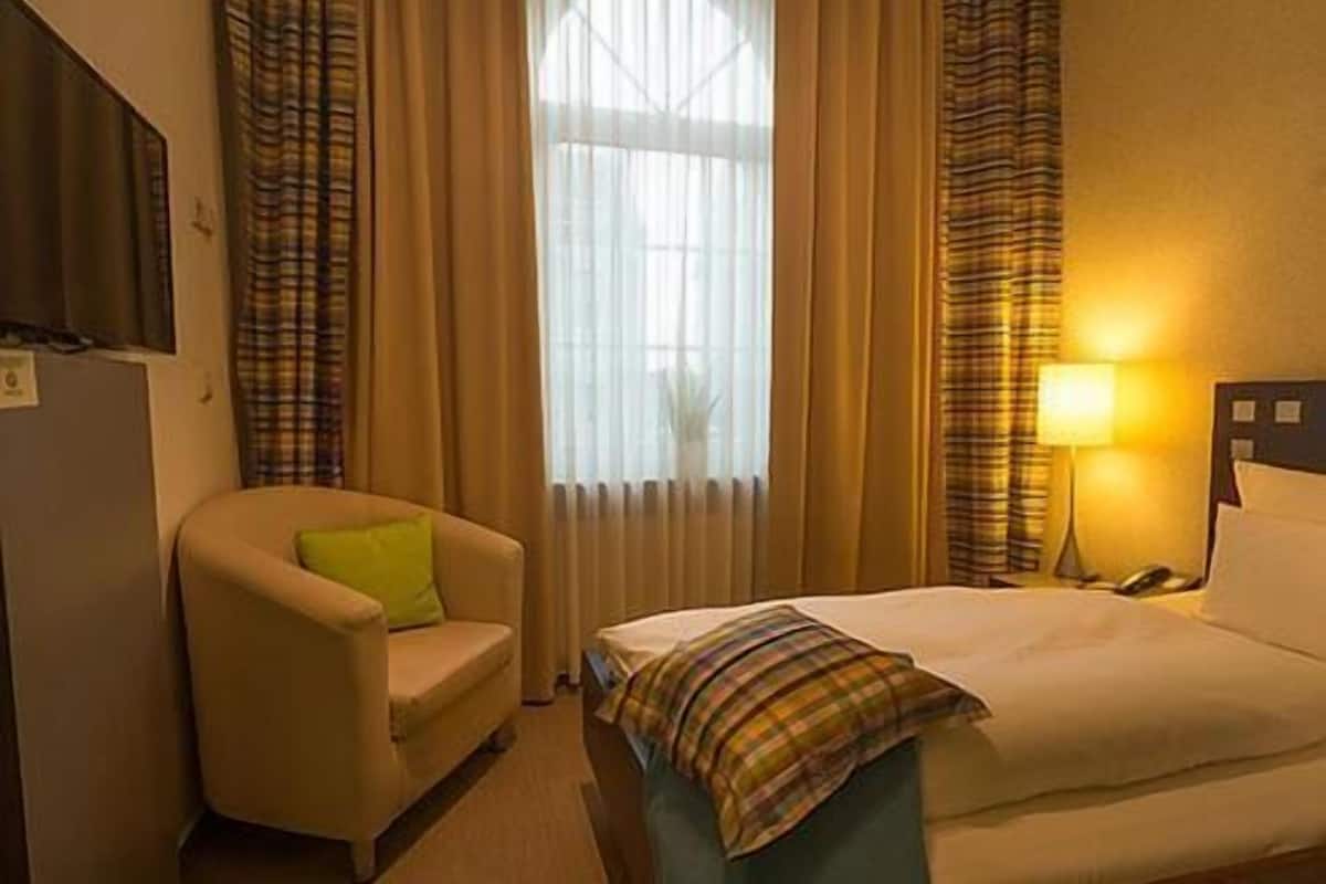 1 bedroom, in-room safe, desk, blackout curtains