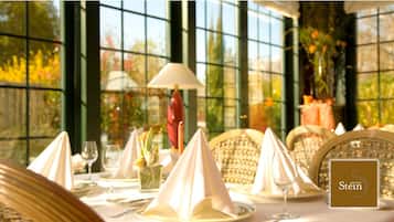 Tägliches Frühstücksbuffet (15 EUR pro Person)