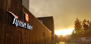 A wooden building with a sign reading "Tynset Hotel" and a logo above it. - Tynset Hotel (Tynset)