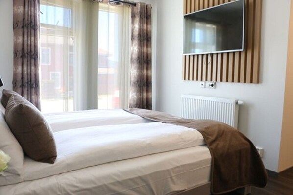 Schreibtisch, schallisolierte Zimmer, Bügeleisen/Bügelbrett