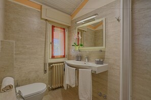 Dusche, kostenlose Toilettenartikel, Handtücher