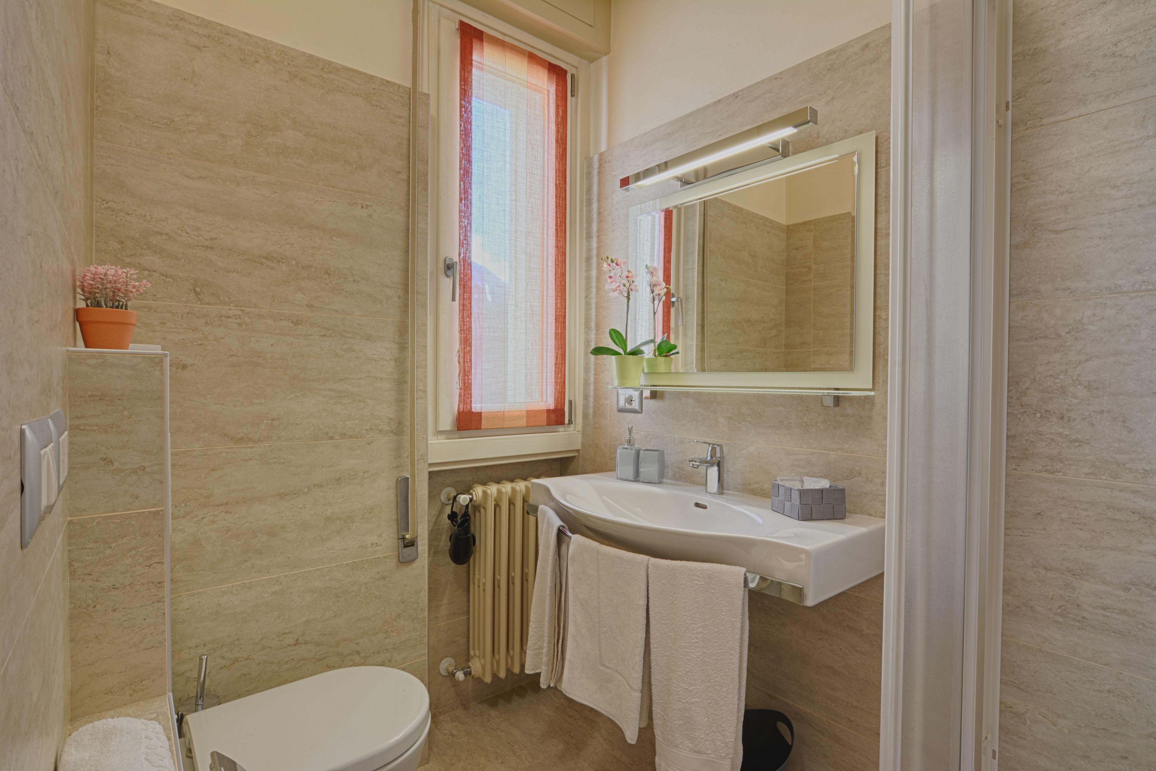 shower, free toiletries, towels