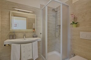 Doppelzimmer, Balkon, Seeblick | Badezimmer | Dusche, kostenlose Toilettenartikel, Handtücher