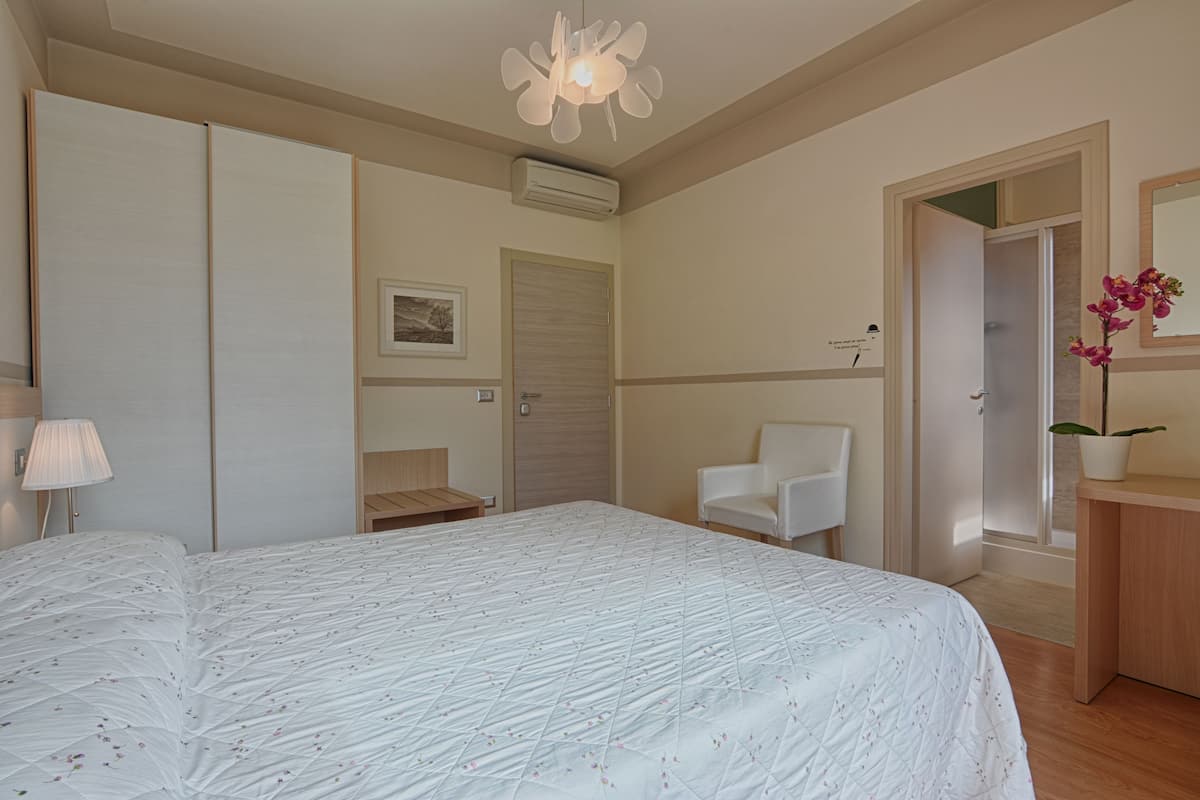 double room, balcony, lake view | lake view