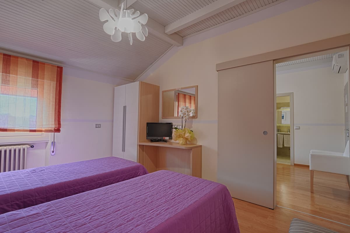 Camera, 2 camere da letto, camere comunicanti | Minibar, una cassaforte in camera, una scrivania, Wi-Fi gratuito