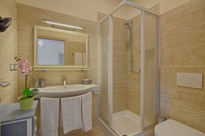 Room, 2 Bedrooms, Connecting Rooms | Bathroom