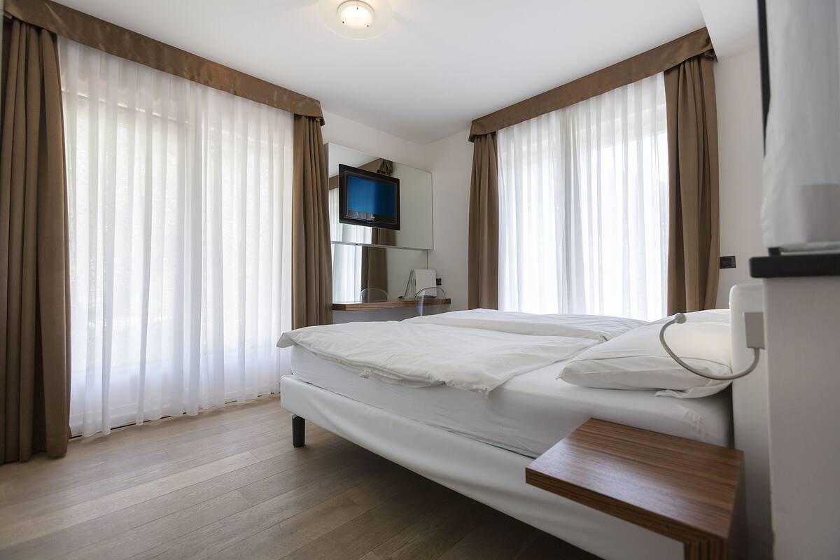 Premium bedding, in-room safe, individually decorated