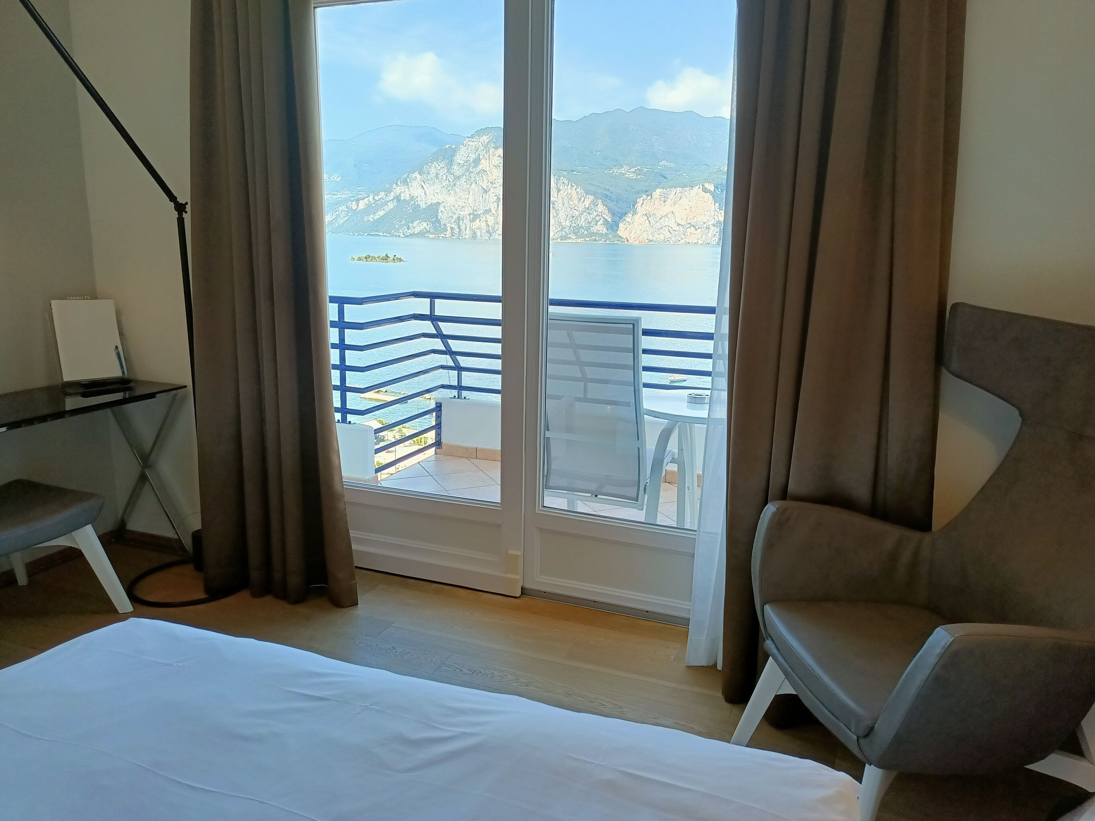 deluxe double or twin room, balcony, lake view | premium bedding, in-room safe, individually decorated