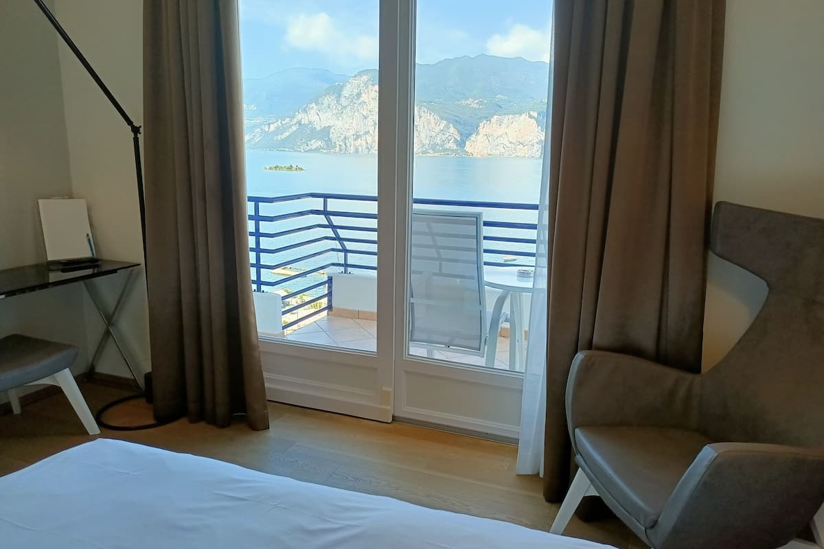 deluxe double or twin room, balcony, lake view | premium bedding, in-room safe, individually decorated