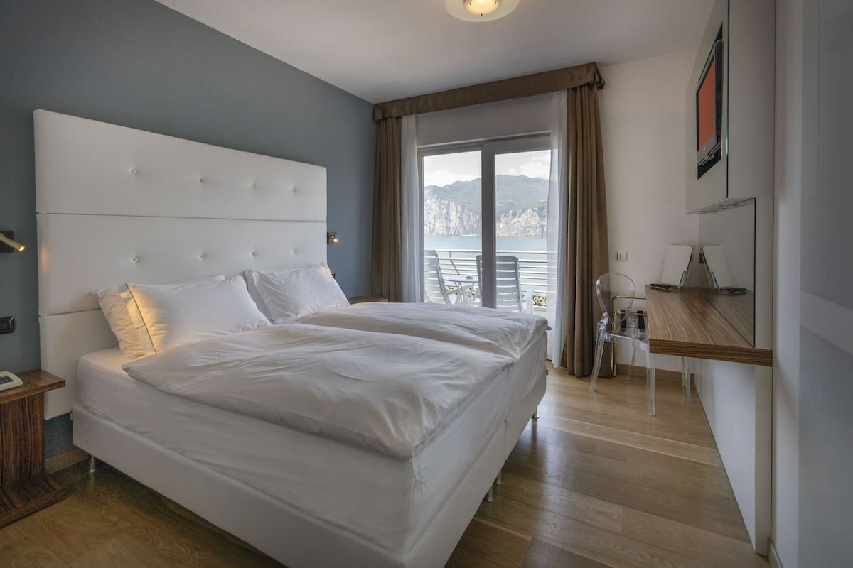 Superior Double Room, Lake View | Peralatan tempat tidur premium, peti besi dalam bilik
