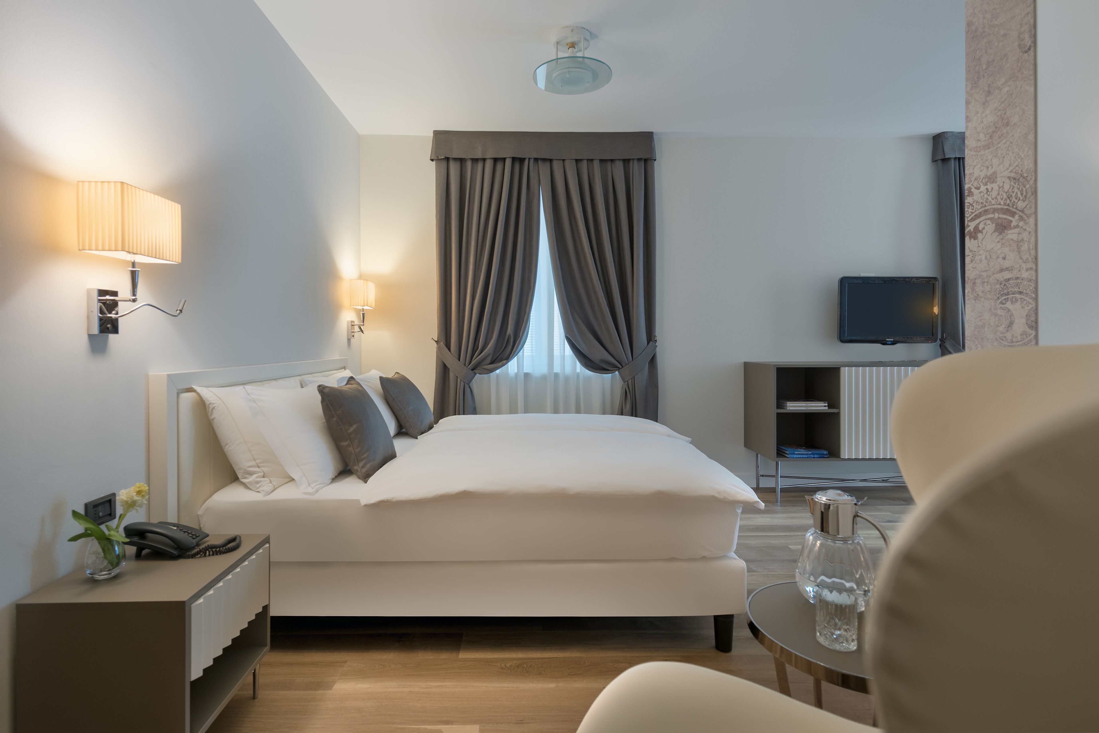 Premium bedding, in-room safe, individually decorated