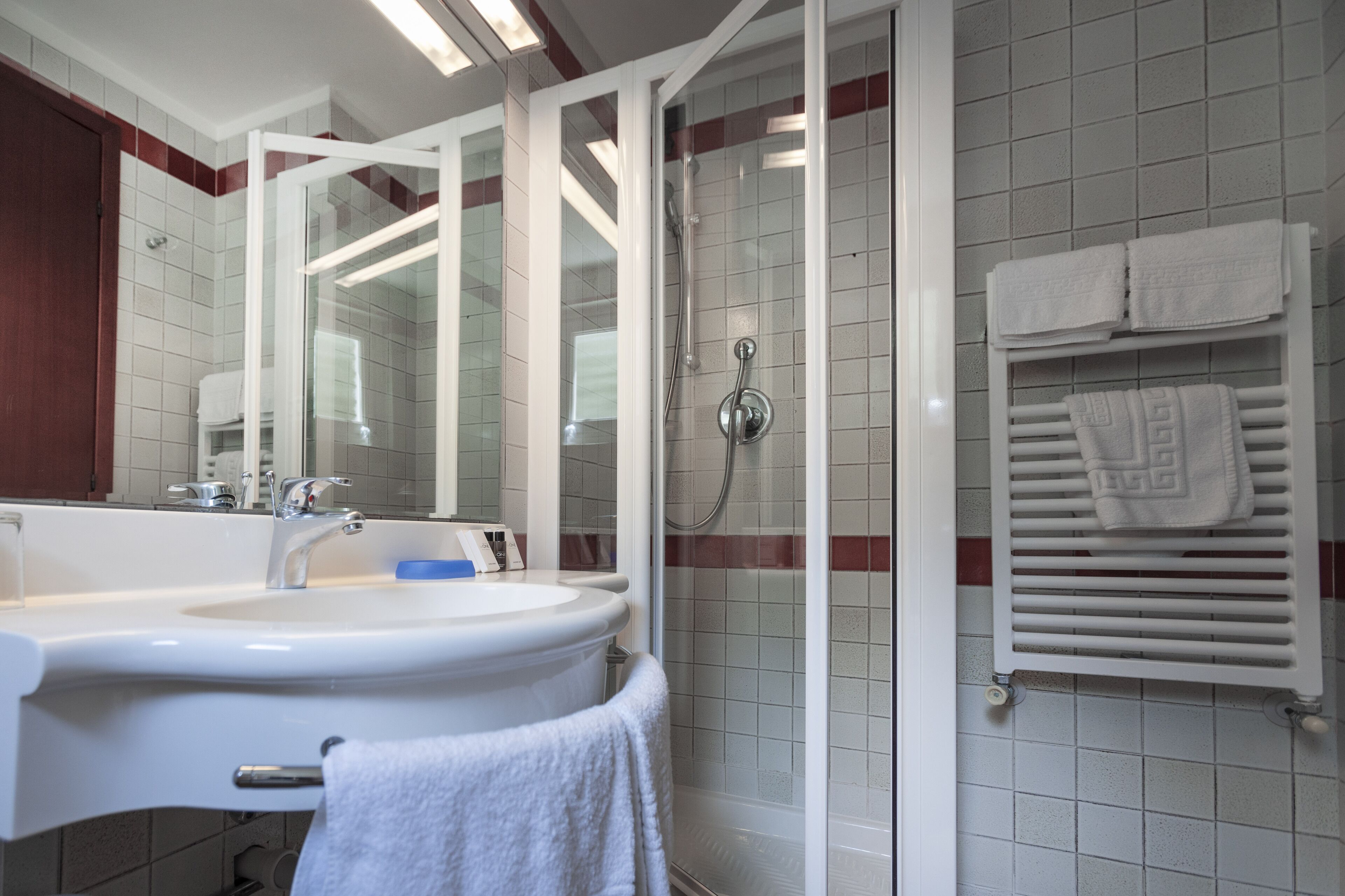 superior double or twin room, balcony | bathroom | shower, free toiletries, hair dryer, bidet
