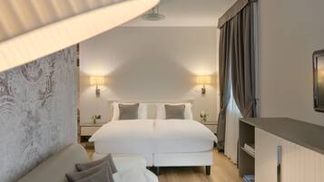 Camera Deluxe con letto matrimoniale o 2 letti singoli, balcone, vista lago | Biancheria da letto di alta qualità, una cassaforte in camera