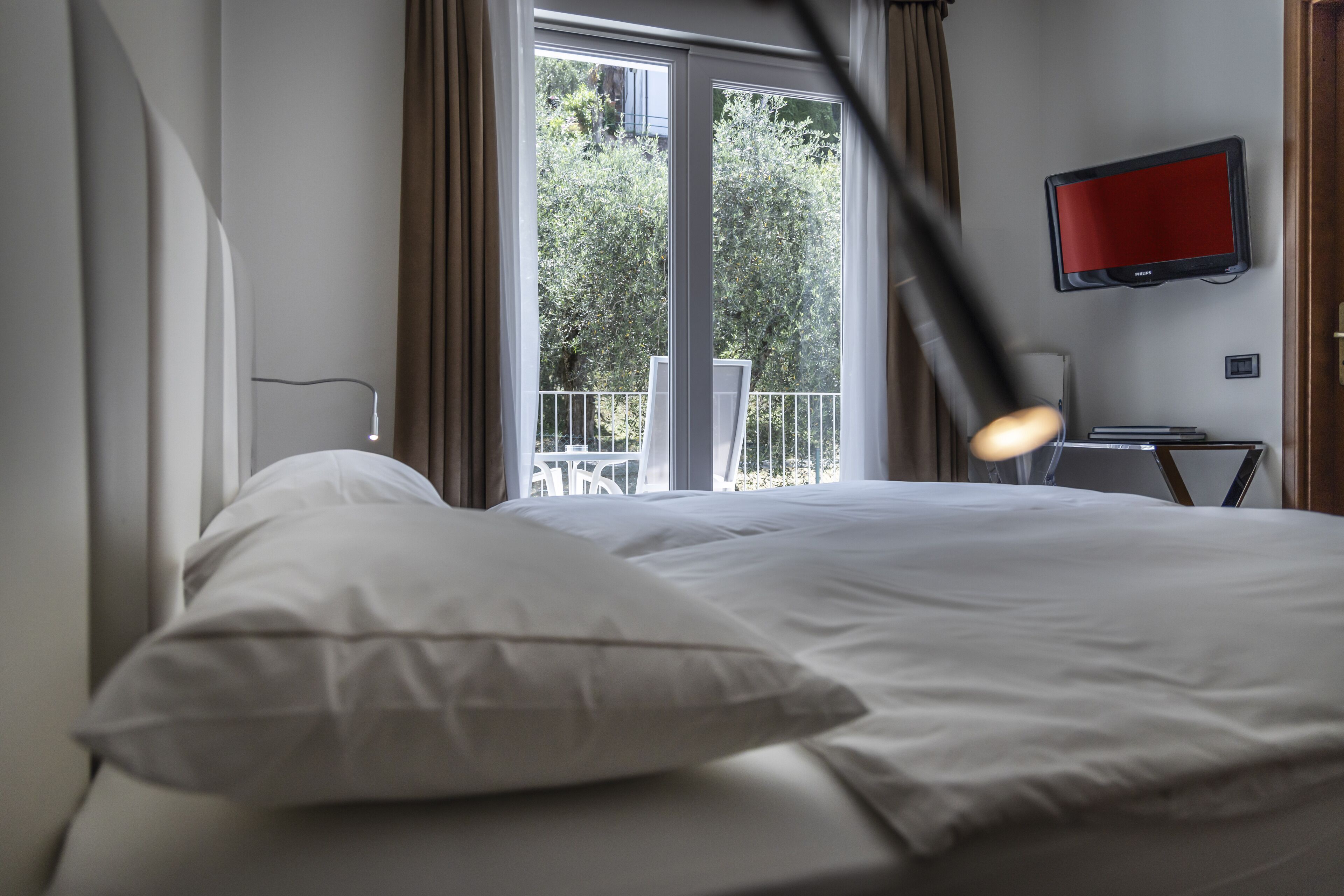 Premium bedding, in-room safe, individually decorated