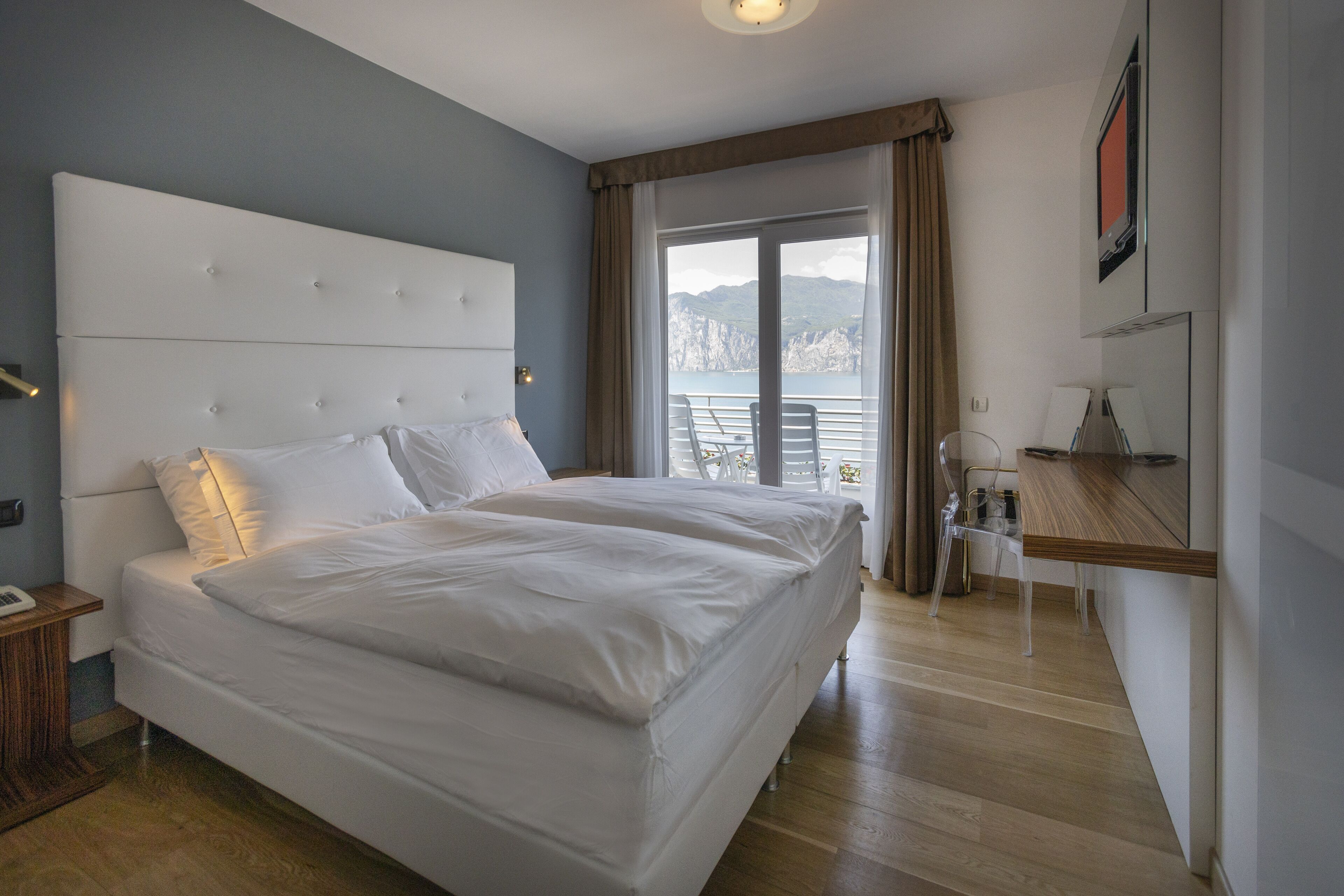 Premium bedding, in-room safe, individually decorated