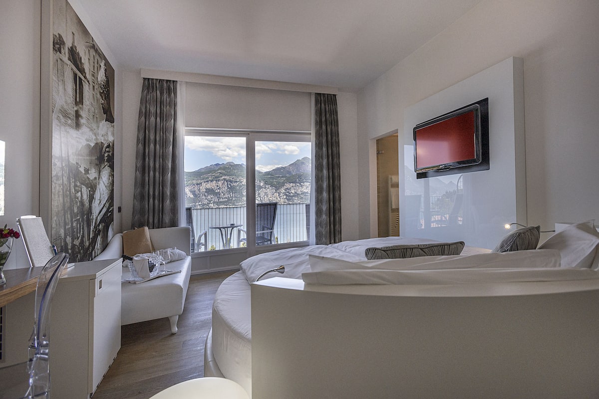 Junior Suite Capri | Peralatan tempat tidur premium, peti besi dalam bilik
