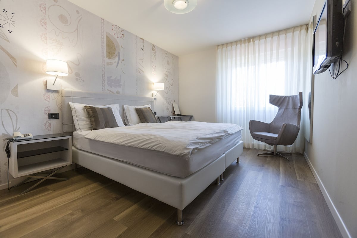 Peralatan tempat tidur premium, peti besi dalam bilik