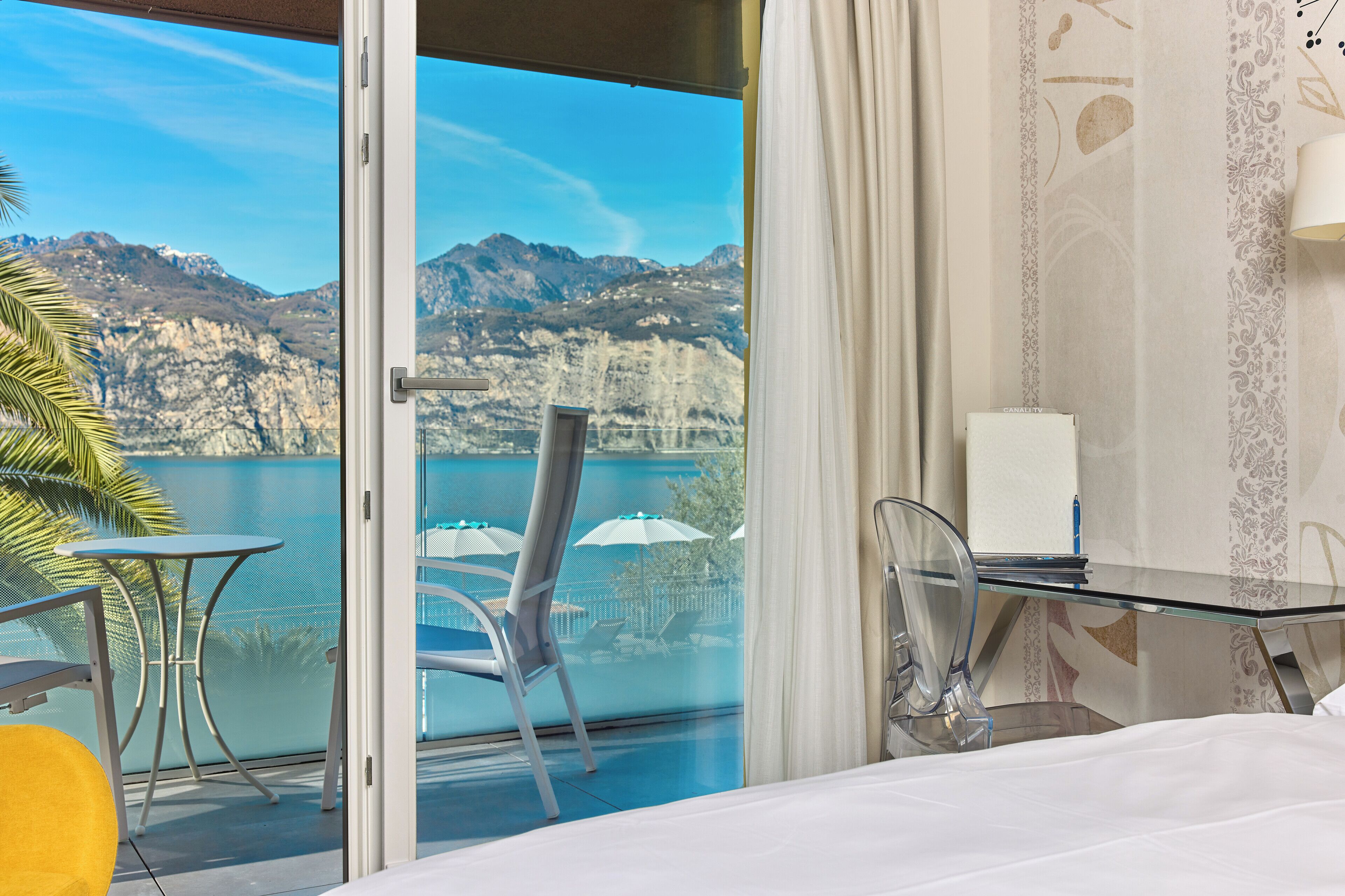 Ropa de cama de alta calidad y caja de seguridad en la habitación 