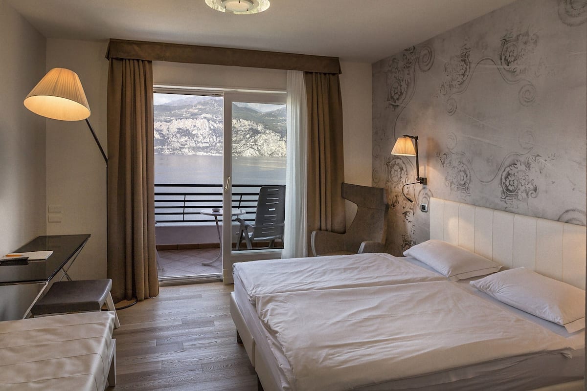 Deluxe Double or Twin Room, Balcony, Lake View | Peralatan tempat tidur premium, peti besi dalam bilik