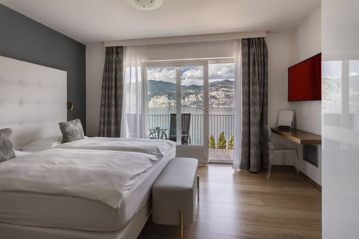 Junior Suite Lago | Peralatan tempat tidur premium, peti besi dalam bilik