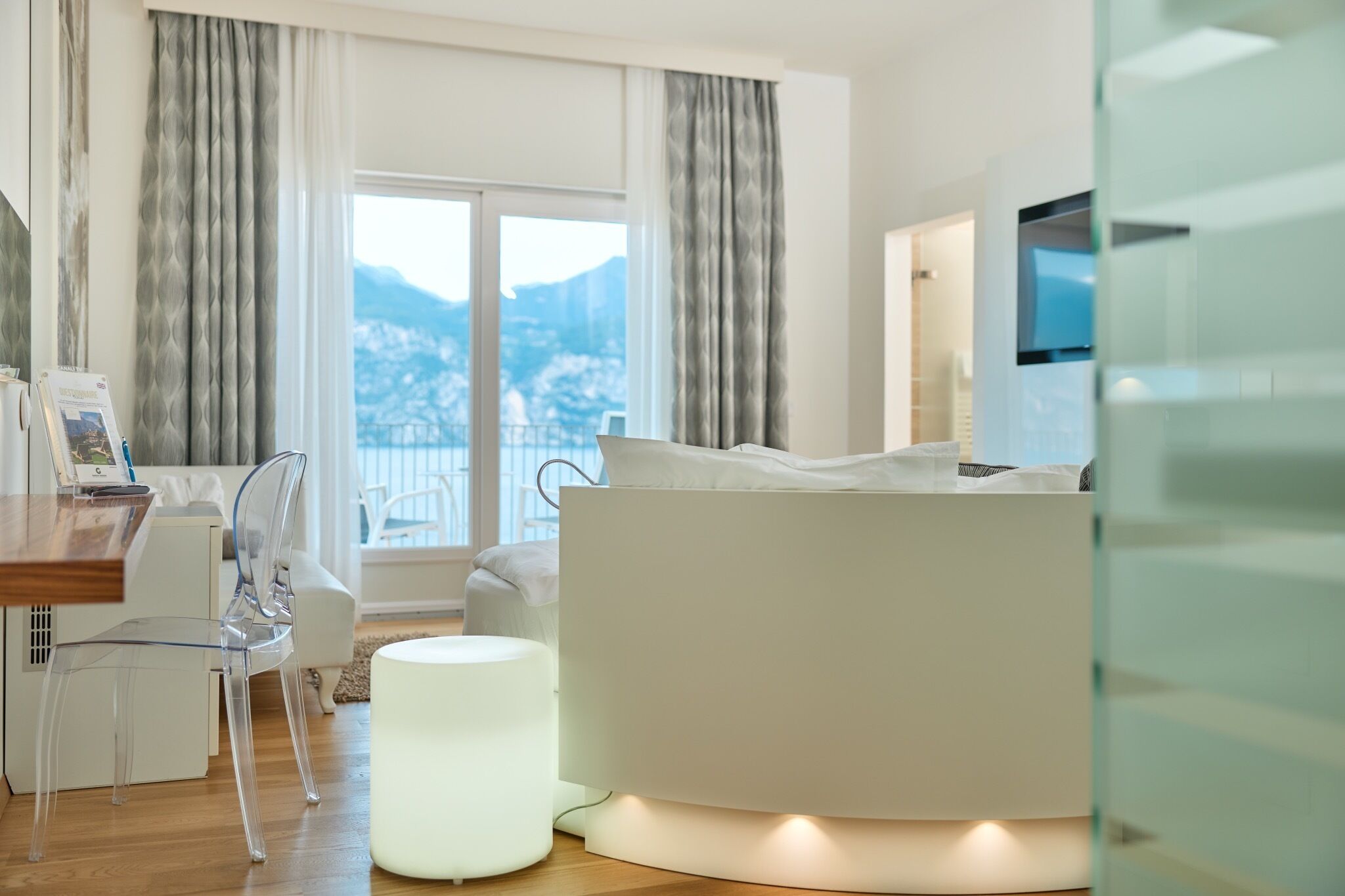 Junior Suite Capri | Bộ đồ giường cao cấp, két bảo mật tại phòng, trang trí khác biệt 