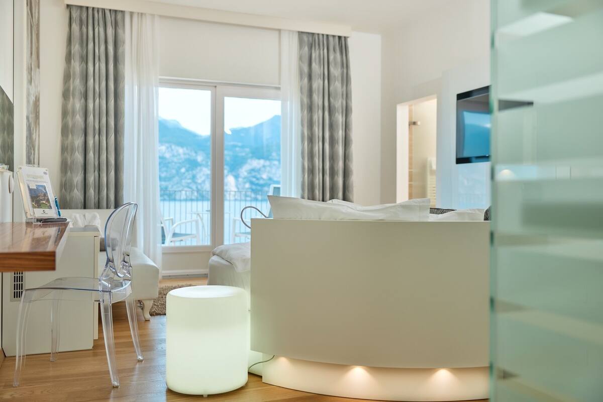 Junior Suite Capri | Ropa de cama de alta calidad, caja fuerte, escritorio