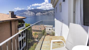 Chambre Supérieure Double ou avec lits jumeaux, balcon, vue partielle sur le lac | Vue de la chambre